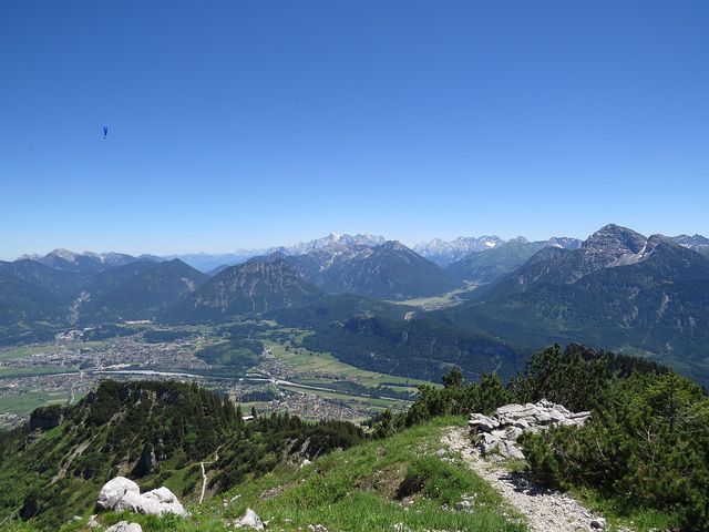 pohled na Reutte, bílá hora v pozadí je Zugspitze