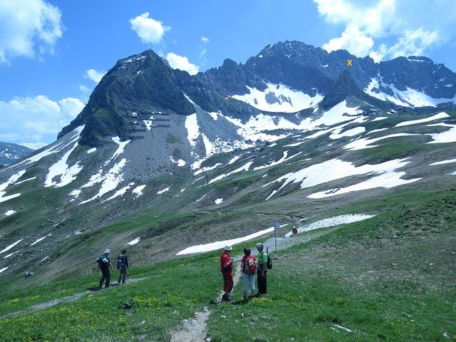 vlevo Karhorn (2 416 m), vpravo Warther Horn (2 256 m) - označen žlutým X