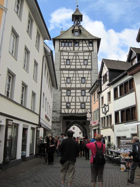 Husova ulice se středověkou věží a branou Schnetztor
