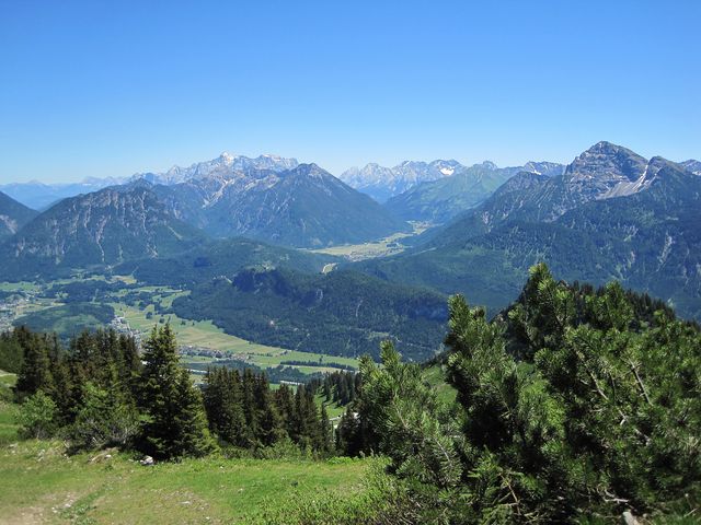 v pozadí věnec hraničních hor - sníh na Zugspitze září ve slunci