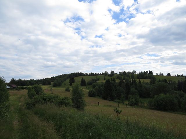 pastviny s usedlostmi na hřebeni