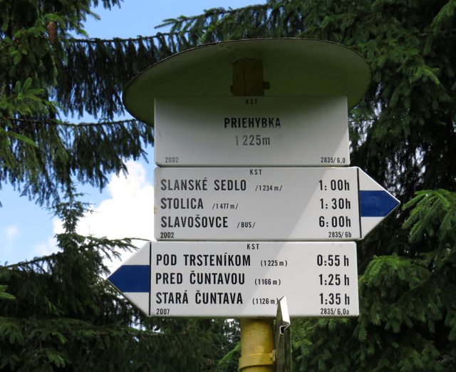 směrovník v sedle Priehybka - jdeme na Stolicu, nejvyšší horu Slovenského rudohoří