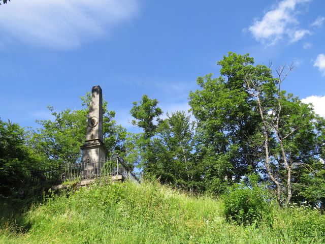 památník knížeti Augustu Sasko-Coburskému pod hradem Muráň