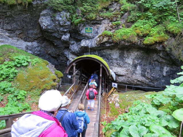 vchod do Dobšinské ledové jeskyně je ve výšce 970 metrů