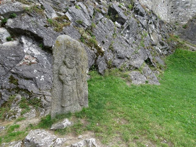 trojhranný kámen na nádvoří hradu Rabí - zde je snad vytesán majitel hradu