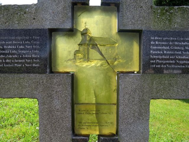 detail kříže s bývalým kostelem sv. Martina