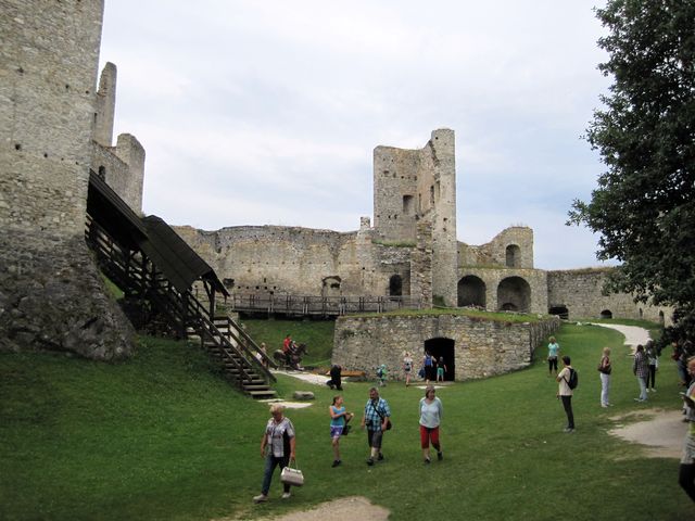 vznik hradu Rabí je kladen na začátek 13. století