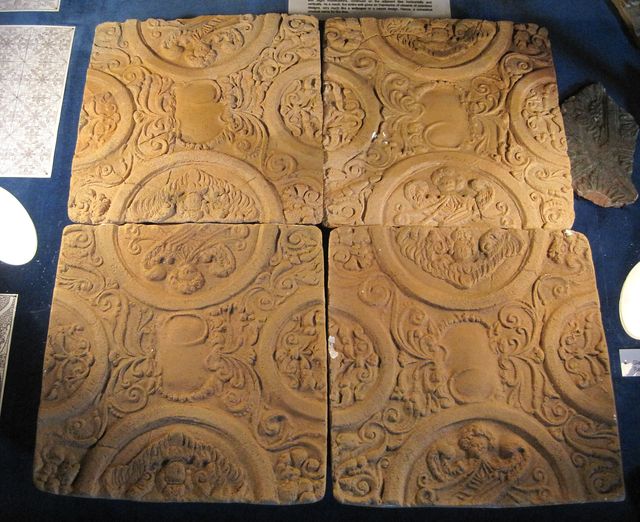 tzv. tapetové kachle z přelomu 16. a 17. století