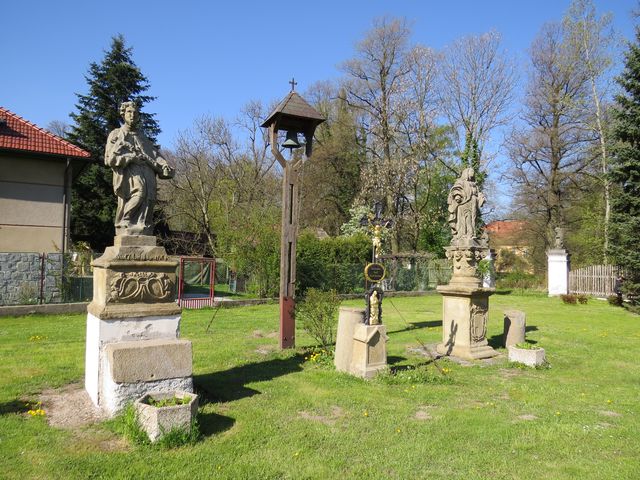 sochy na návsi v Malči; www.svatosi.cz