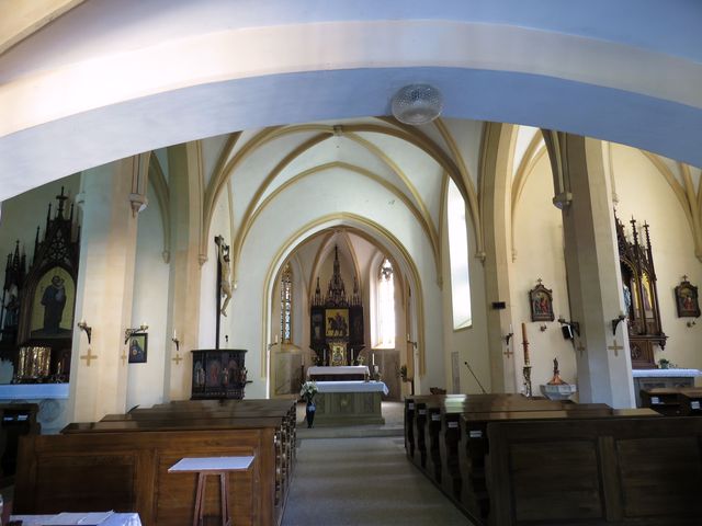 interiér kostela v novogotickém slohu
