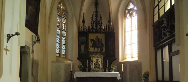 oltářní obraz - zde ve Slatiňanech jede sv. Martin na černém koni