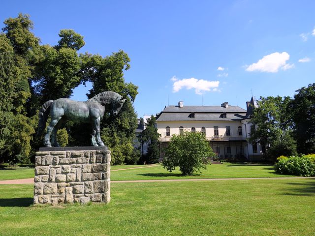 anglický park u zámku - před jižním průčelím byla instalována socha koně Jana Žižky od Bohumila Kafky