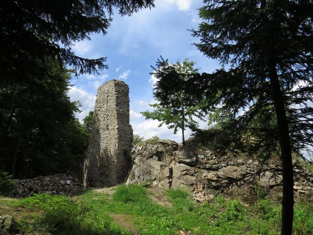 zbytky hradu Rabštejnek na křemencové skále