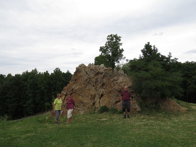 křemencová skalka nad bývalým lomem poblíž rozhledny Bára