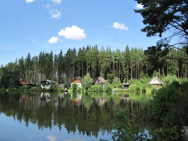 tenhle obrázek chat u rybníka Okrouhlíku jistě znáte ze záhlaví našeho blogu :-) ; www.svatosi.cz