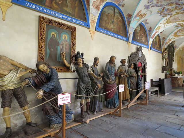 fresky na klenbách ambitů byly opraveny