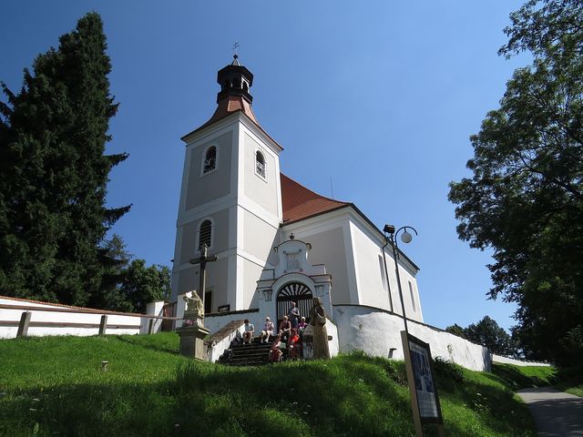 kostel sv. Vincence v Doudlebech stojí na místě dřívějšího slovanského hradiště