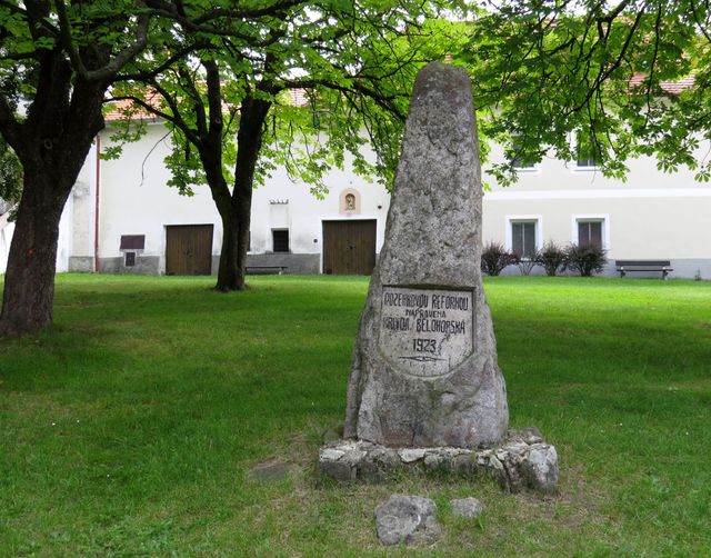 centrum obce Svatý Jan nad Malší - památník parcelace půdy dvora Svachova
