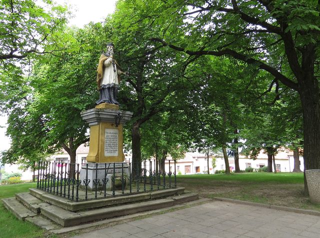 socha světce, který dal název vsi vzniklé na začátku 18. století