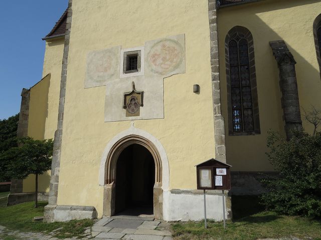 vstupní portál do kostela v Trhových Svinech