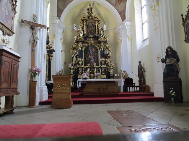 interiér kostela Navštívení Panny Marie - vpravo vzácná socha Piety