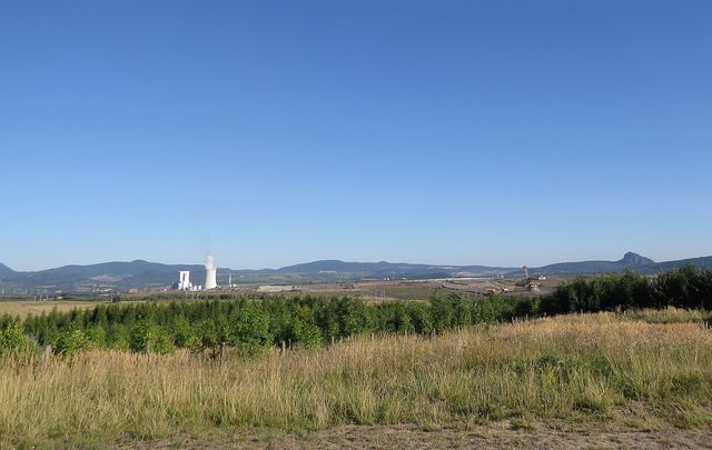 výhled na krajinu v okolí Duchcova, vlevo část Milešovky, vpravo Bořeň