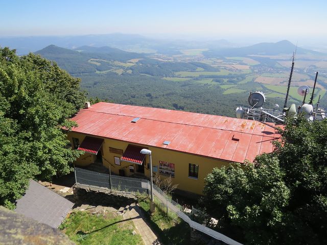 budova restaurace na Milešovce - pohled z vyhlídkového ochozu rozhledny na meteorologické stanici