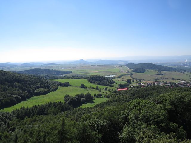 výhled z věže do krajiny Českého středohoří