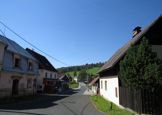ulice v Českém Jiřetíně - v pozadí osada Deutschgeorgenthal