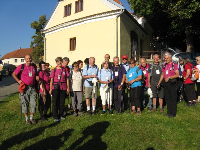 turisté z Vysočiny před startem na první trasu etapového pochodu Krajem pětilisté růže; foto M. Bradová