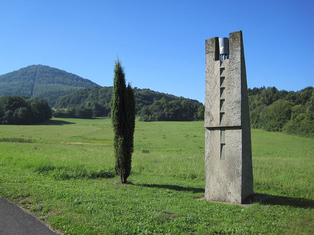 Campanella sochaře Jaroslava Řehny - zvoneček na vrcholku ve větru jemně cinká