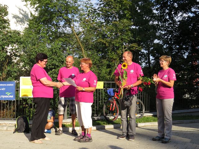 před zahájením pochodu předali kolegové-turisté Lídě Březinové při příležitosti jejího životního výročí ocenění za práci pro turisty