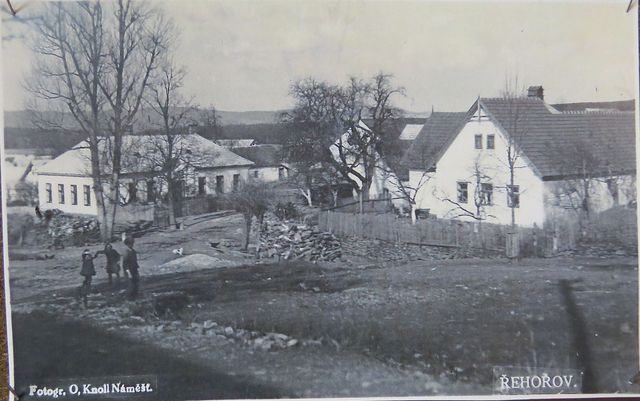 budova školy na začátku minulého století
