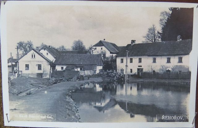 návesní Kovářský rybník, zleva hospoda, kovárna a rathaus - 20. a 30. léta 20. století