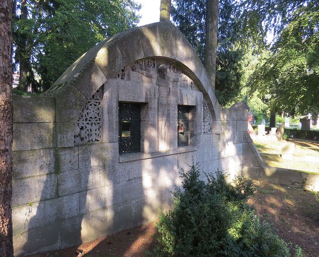 hrobku podle návrhu britského architekta Charlese Francise Voyseyho vybudoval v roce 1912 německý sochař Felix Georg Pfeifer