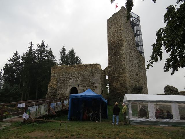 turistické stany u zbytků hradu Orlík
