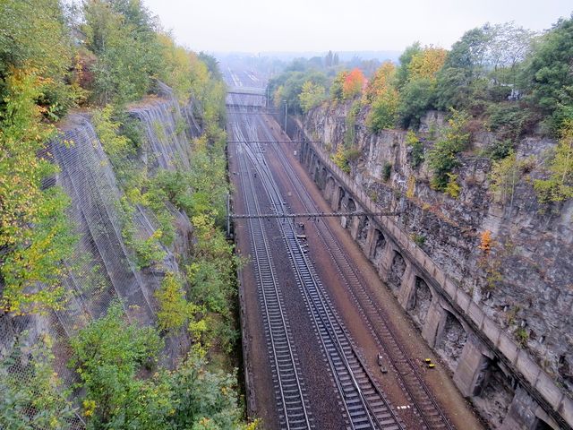 skalní zářez po tunelu u Chocně - pohled ze silničního mostu do železničního koridoru; www.svatosi.cz