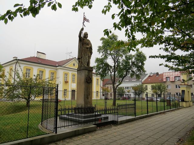 socha sv. Václava, fara a vstupní portál do farní zahrady vedle kostela sv. Františka v Chocni