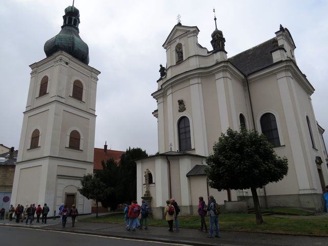 kostel sv. Františka Serafinského a samostatně stojící věž