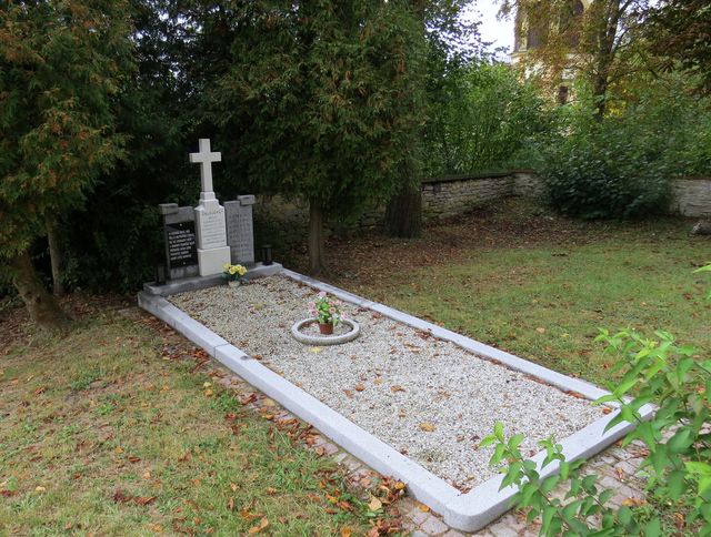 hrob 18 obětí transportu osvětimských vězňů v lednu 1945