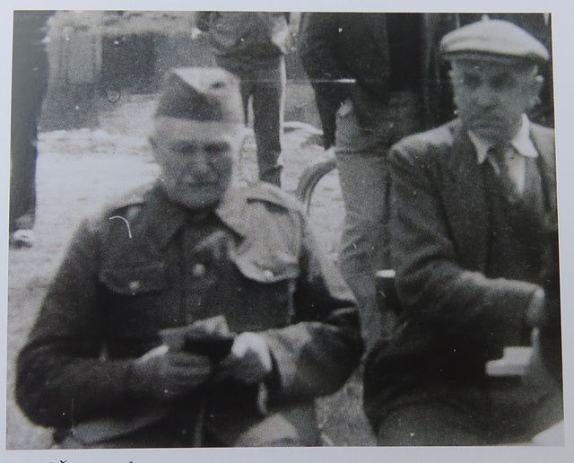 vlevo Josef Šrom, který od roku 1931 psal rodinnou kroniku