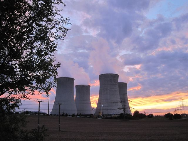 chladicí věže Jaderné elektrárny Dukovany