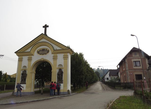 barokní brána se sochami na začátku křížové cesty z Králík na Horu Matky Boží - ta je vidět v pozadí barokní brána se sochami na začátku křížové cesty z Králík na Horu Matky Boží - ta je vidět v pozadí