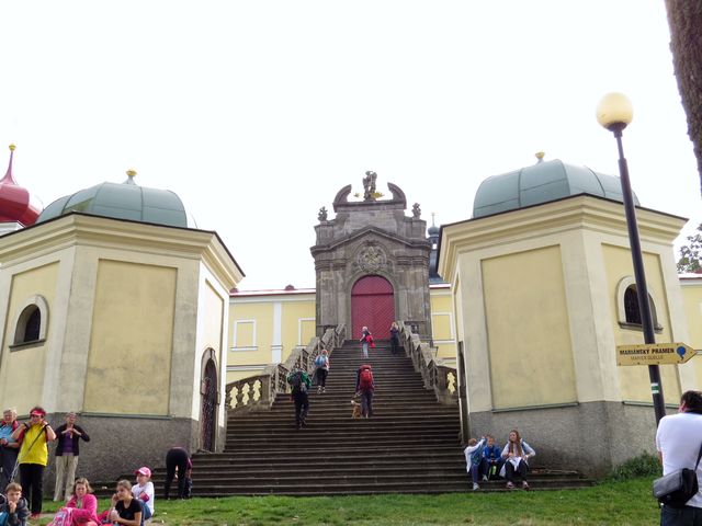 poslední dvě kapličky křížové cesty přiléhají k baroknímu schodišti vedoucímu k bráně do poutního areálu poslední dvě kapličky křížové cesty přiléhají k baroknímu schodišti vedoucímu k bráně do poutního areálu