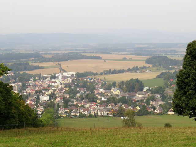 výhled z Hory Matky Boží (770 m m. m.) na Králíky, masiv Králického Sněžníku a Suchý vrch výhled z Hory Matky Boží (770 m m. m.) na Králíky, masiv Králického Sněžníku a Suchý vrch