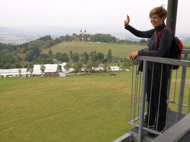 vedoucí zájezdu Iva Svobodová na rozhledně Val - v pozadí Hora Matky Boží s kostelem Nanebevzetí Panny Marie vedoucí zájezdu Iva Svobodová na rozhledně Val - v pozadí Hora Matky Boží s kostelem Nanebevzetí Panny Marie