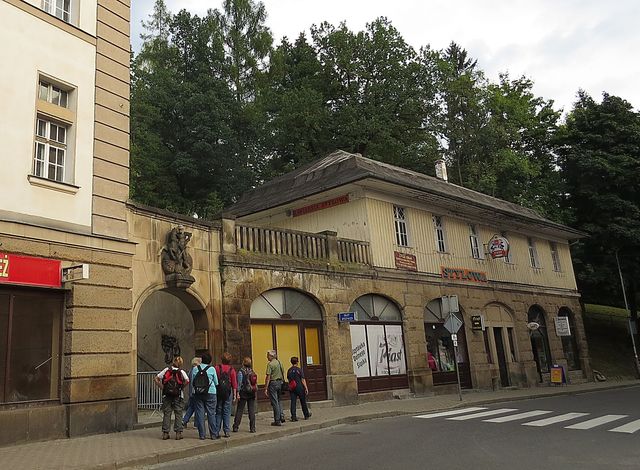 i ve městě jsme měli co obdivovat - svatý Jiří zabíjí draka - vchod do lázeňského parku; www.svatosi.cz i ve městě jsme měli co obdivovat - svatý Jiří zabíjí draka - vchod do lázeňského parku; www.svatosi.cz