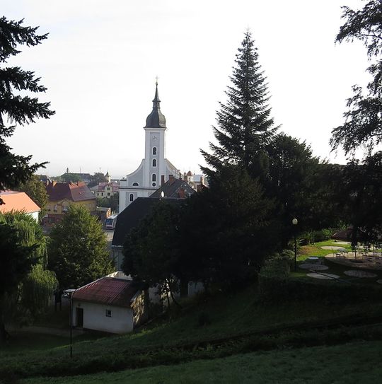 kostel Nejsvětější Trojice v Javorníku - pohled ze zahrad na Jánském Vrchu