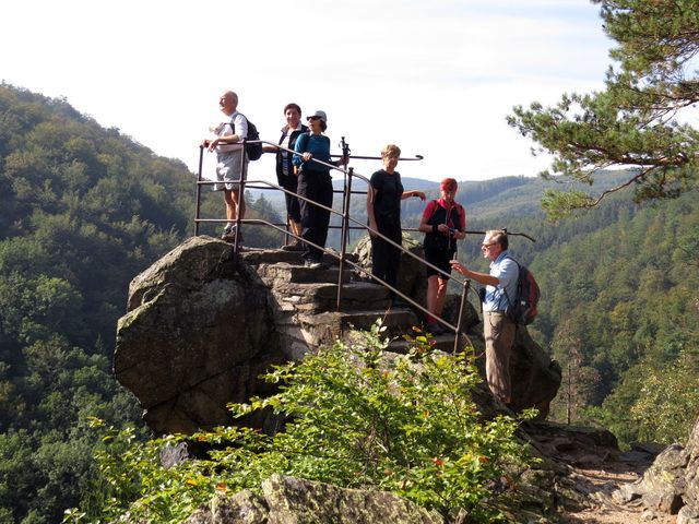 jihlavští turisté na Čertově kazatelně nad Račím údolím v Rychlebských horách