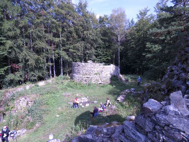 odpočinek na ostrohu, kde ve 13. století vyrostl hrad k ochraně kupecké stezky do Polska